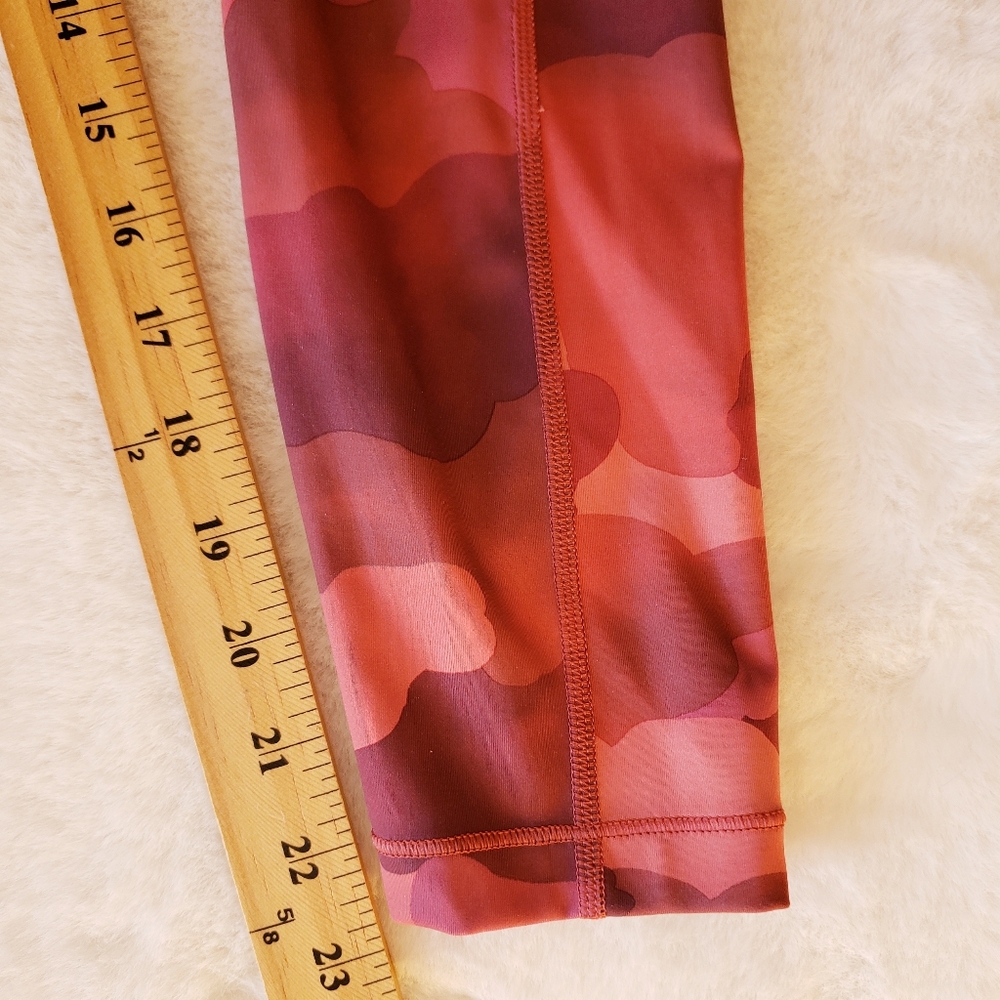 Athleta Ultimate Stash Pocket Printed 7/8 Tight Leggings Red Pink Camo Small - Picture 12 of 16